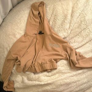 Cute cropped Los Angeles sweatshirt!!